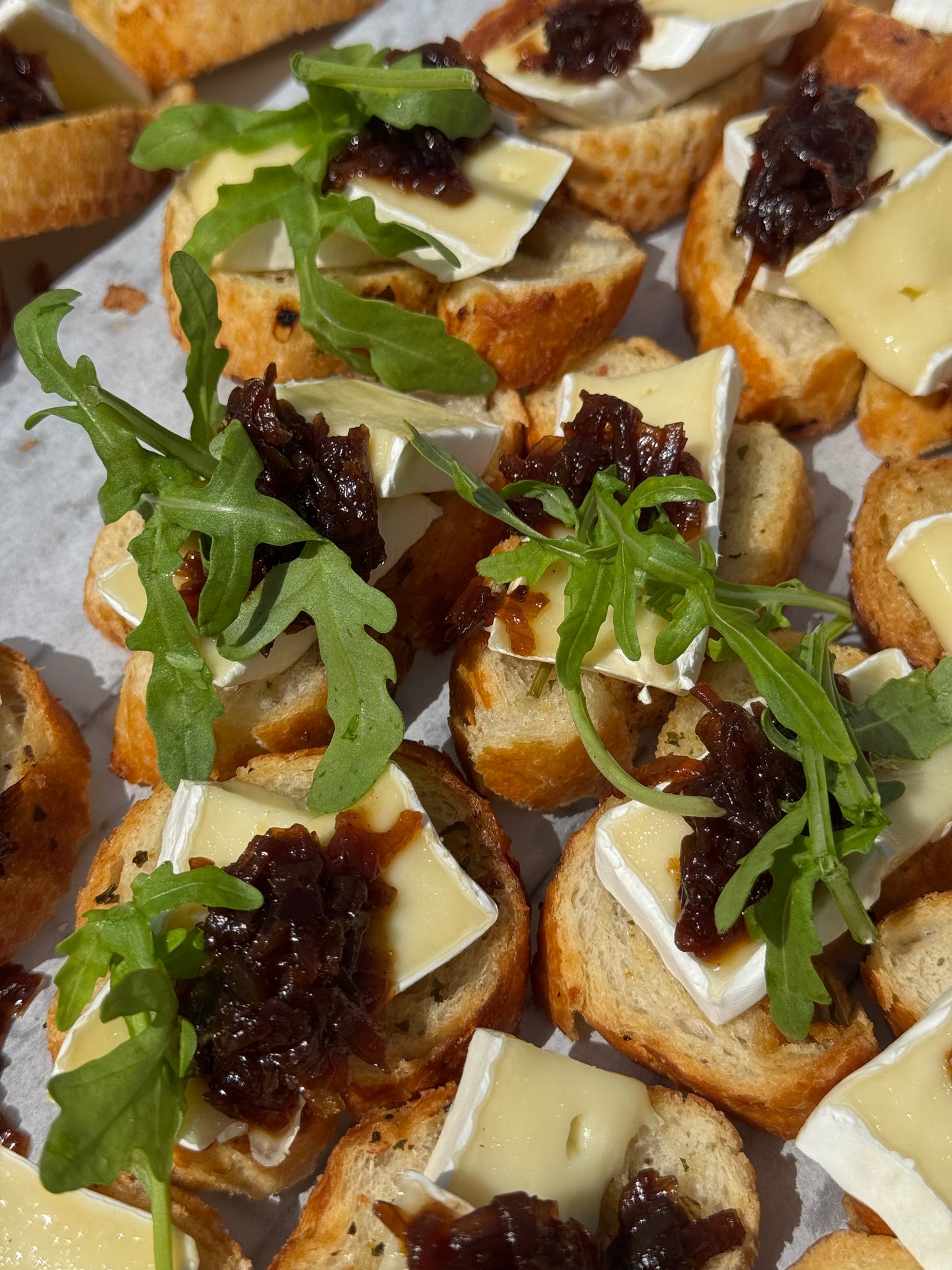 Bruschetta: Brie & Red Onion Marmalade (20x)