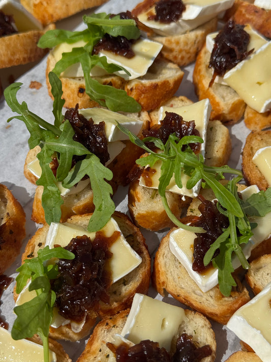 Bruschetta: Brie & Red Onion Marmalade (20x)